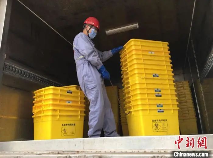 圖為危廢處置中心運(yùn)輸部蘇懷國(guó)整理周轉(zhuǎn)空箱,為次日工作做準(zhǔn)備?!堟?攝